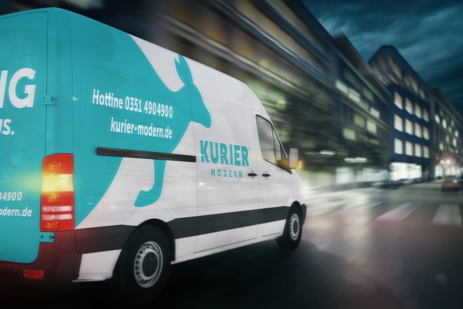 Das Bild zeigt einen großen Flix Kurierdienst-Transporter, der nachts durch eine Stadt fährt.